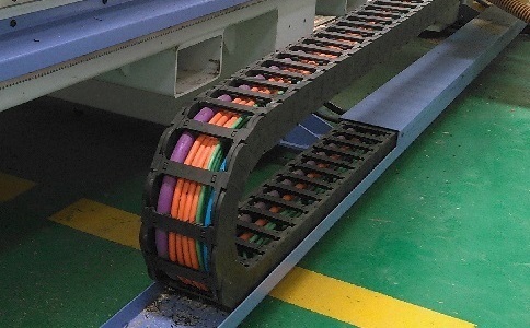 電纜、氣管、水管都可置于拖鏈中